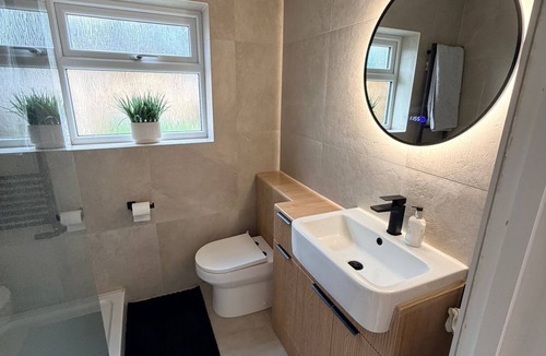 Abbots Langley Cottage | 3 bed, 'Adrian Cottage' close to Warner Bros, M25, M1. Comes with private gym