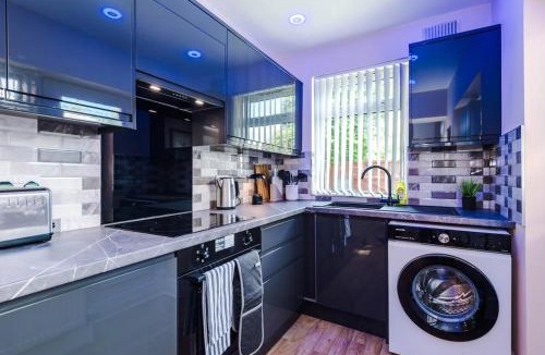 Failsworth House | 3 bed house Driveway Workspace Sleeps 7