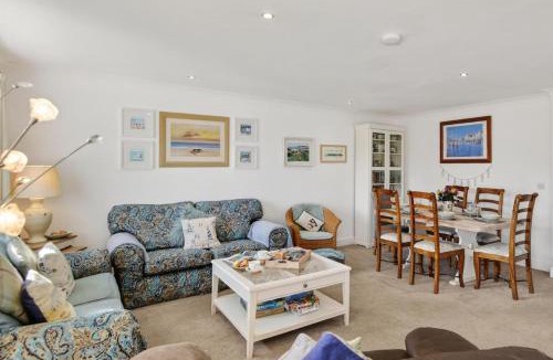 Pembroke Cabin | 3 Bed in Freshwater East oc-fb100