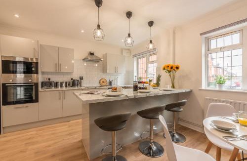 Portswood House | 3 Bed Spacious Stylish House, Southampton - Off Road Parking & Private Garden - Sleeps 7, Close to City Centre - by Blue Puffin Stays