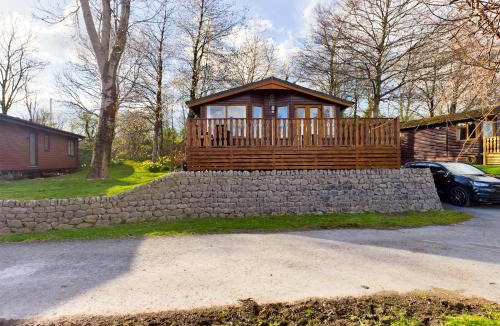 Tewitfield House | 3 Bedroom Lakeview Lodge - Ensuite & Balcony Deck
