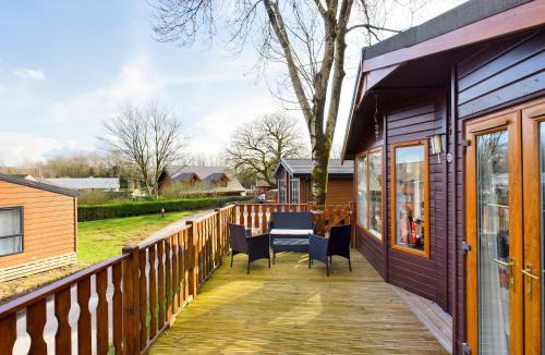 Tewitfield House | 3 Bedroom Lakeview Lodge - Ensuite & Balcony Deck