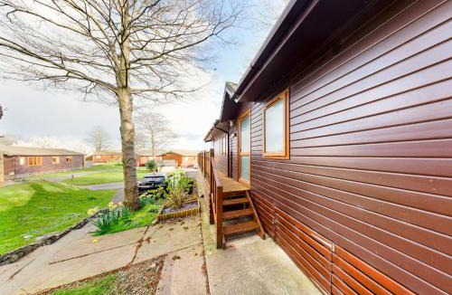 Tewitfield House | 3 Bedroom Lakeview Lodge - Ensuite & Balcony Deck