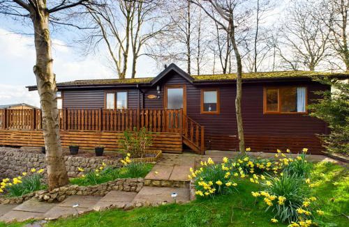 Tewitfield House | 3 Bedroom Lakeview Lodge - Ensuite & Balcony Deck