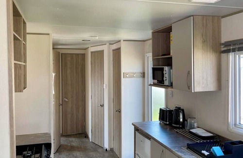 Clacton-on-Sea House | 3 Bedrooms Caravan Close to Beach