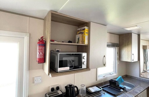 Clacton-on-Sea House | 3 Bedrooms Caravan Close to Beach