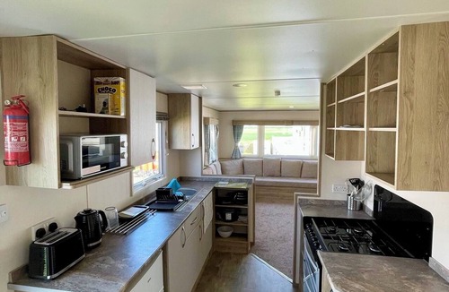 Clacton-on-Sea House | 3 Bedrooms Caravan Close to Beach
