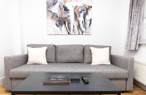 Runnymede House | 3BR Thames Retreat | Heathrow 10min | Train 5min