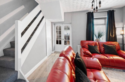 Morriston House | 4-Bed 2.5 Bath Central Ideal for Contractors