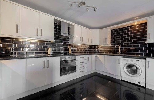 Ballygowan House | 4-Bed Workers Stay Near Belfast w/Parking & Bar
