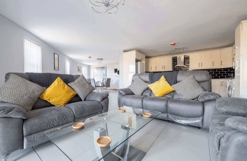 Ballygowan House | 4-Bed Workers Stay Near Belfast w/Parking & Bar