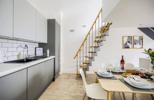 Coventry House | 4 BR Coventry Sleeps 10 BIG Parking FastWIFI
