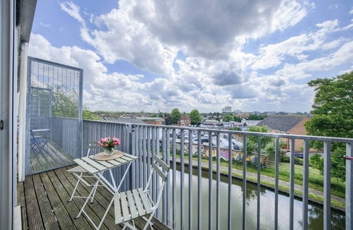 Coventry House | 4 BR Coventry Sleeps 10 BIG Parking FastWIFI