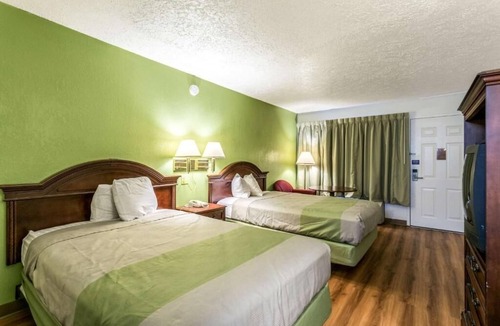 Edgewood Hotel | 4 Inviting Rooms for Budget Travelers w/Free Breakfast & Laundry On-Site