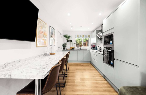 Salford House | 4Bed Salford Quays | Sleeps 8 | 2 Ensuites|Parking