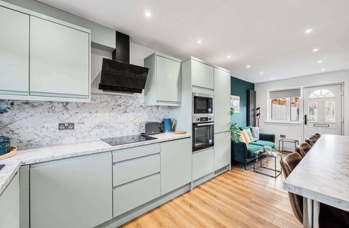 Salford House | 4Bed Salford Quays | Sleeps 8 | 2 Ensuites|Parking