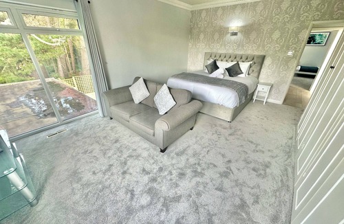 St Leonards House | 5 Bed House - Pool - Hot Tub - Sauna - Pool Table - Near New Forest - Sleeps 12