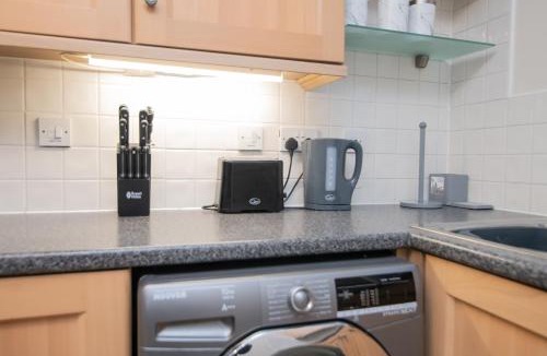 Wolverhampton Villa | 5 bed house with free parking in quiet location