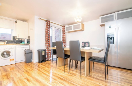 Wolverhampton House | 5 bed house with free secure parking in pleasant quiet location