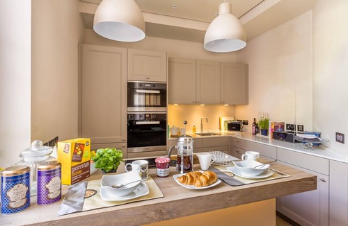 Exeter Apartment | 5* reviews - Apt in iconic bldg, Exeter, King Beds, 2 Baths, parking, gym, EV.
