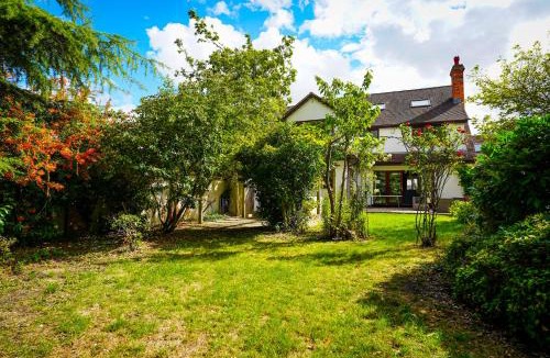 Cambridge House | 5BR Cambridge Crown Residence - Parking Included