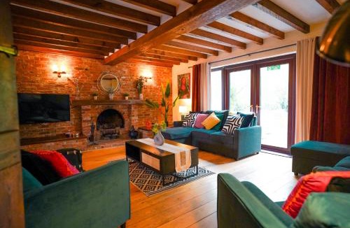 Cambridge House | 5BR Cambridge Crown Residence - Parking Included