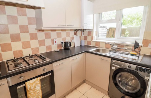 Vale of Glamorgan House | 7 CWRT Y CADNO, pet friendly, with a garden in Llantwit Major