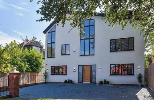 Wolverhampton House | 8 Bedroom House Sleeps 20 - Private Garden