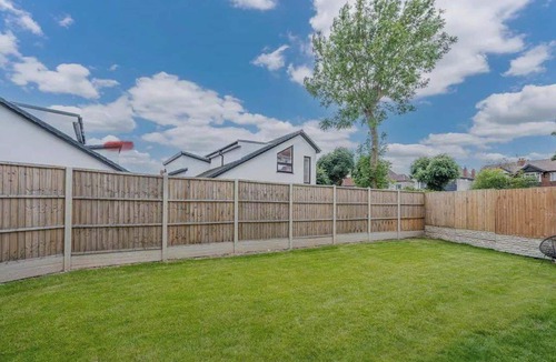 Wolverhampton House | 8 Bedroom House Sleeps 20 - Private Garden
