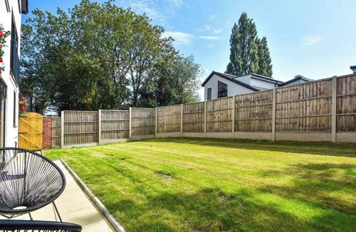Wolverhampton House | 8 Bedroom House Sleeps 20 - Private Garden