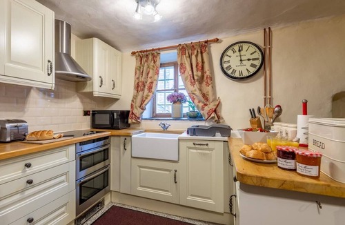 Llanfyllin Cottage | 9 Bed in Llanfyllin (oc-40870)