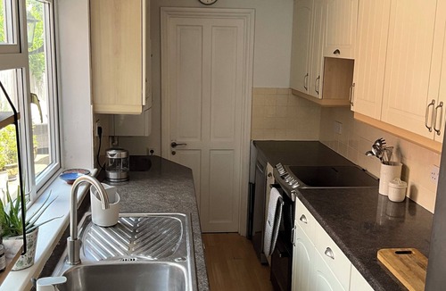 Henley House | A delightful two-bedroom home on Harpsden Rd offering an ideal escape. Sleeps 4.