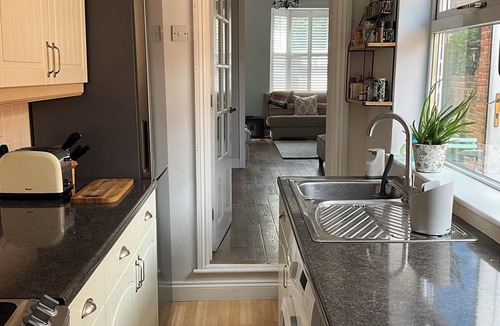 Henley House | A delightful two-bedroom home on Harpsden Rd offering an ideal escape. Sleeps 4.