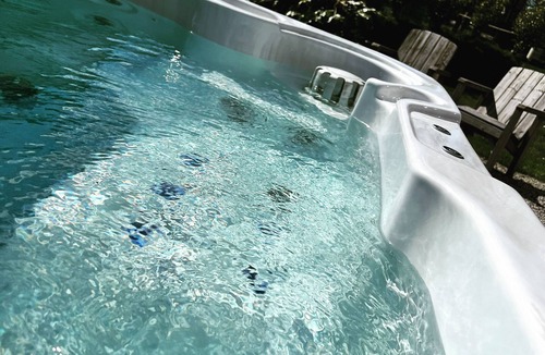 Bude Cabin | A pet friendly Roundhouse cabin with electric hot tub.