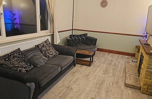 Efailwen House | A quiet getaway central to beaches, countryside, towns and attractions.