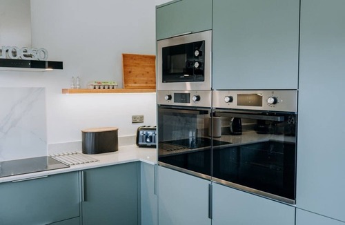 Llanarthney House | A Spacious Countryside Retreat for up to 16 Guests