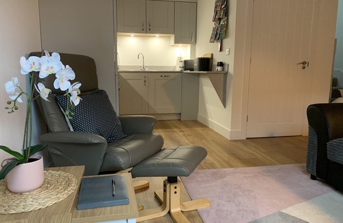 New Forest District Cottage | A stroll to Ringwood, near to New Forest & South Coast Beaches. Private Parking