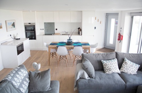 Newquay Apartment | A three bedroomed, dog friendly apartment in West Pentire, Crantock