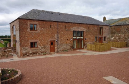 Wing Cottage | A welcoming base near tucked, with parking, for easy days exploring the area.