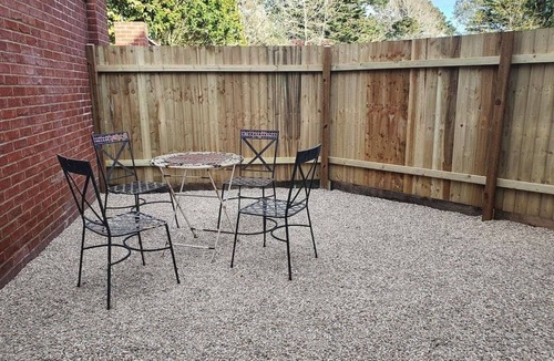 Tiptoe Apartment | A well appointed apartment in a peaceful setting. Close to beaches & the forest