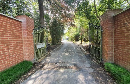 Tiptoe Apartment | A well appointed apartment in a peaceful setting. Close to beaches & the forest