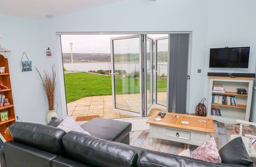 Ferryside Apartment | ABERFA, pet friendly, luxury holiday cottage in Ferryside