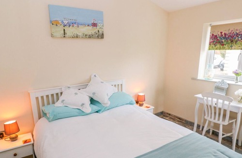 Ferryside Apartment | ABERFA, pet friendly, luxury holiday cottage in Ferryside