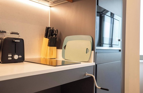 East Acton Apartment | Acton XL Balcony Studio | Terrace | StayCozy