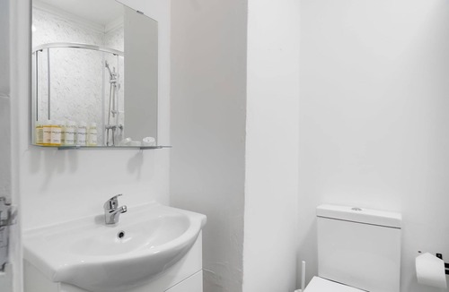 Southgate Apartment | Affordable 2 Bed Flat in London, N14 1C