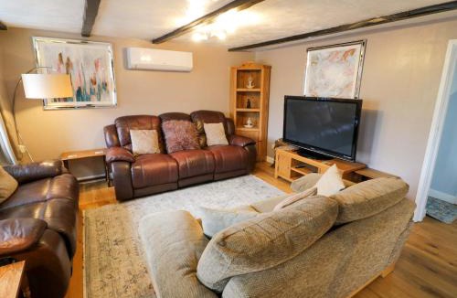 Harvington House | Air-Con Cosy Cottage in Harvington