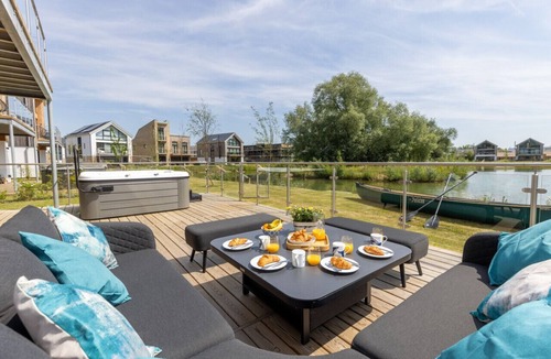 Malmesbury Villa | All Aboard - ML53 - HOT TUB - Lakeside Spa