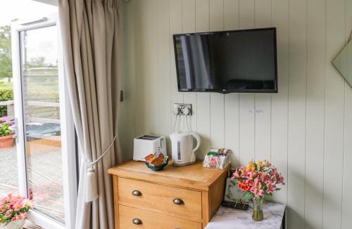 Bretforton House | Alstroemeria