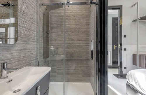 Cortes Apartment | Apartment in Madrid with 5 bedrooms sleeps 10