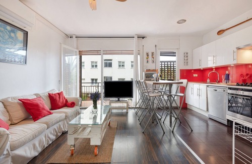 Vallpineda Apartment | Apartment 'Melody' in Central Sitges with Private Terrace, Wi-Fi, and Air Conditioning